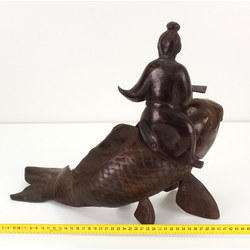 Figura antigua japonesa de hierro FIG07 koi y monje vista 3