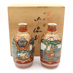 Set of 2 Kutani sake bottles in box JC22